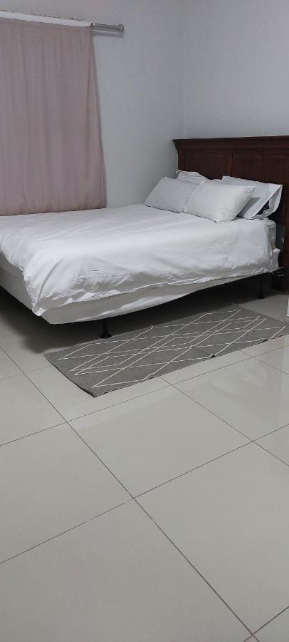 Special Inn Bed And Breakfast Виндхук Экстерьер фото